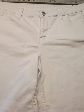Coppertfash White Women's Short  with Button Detail